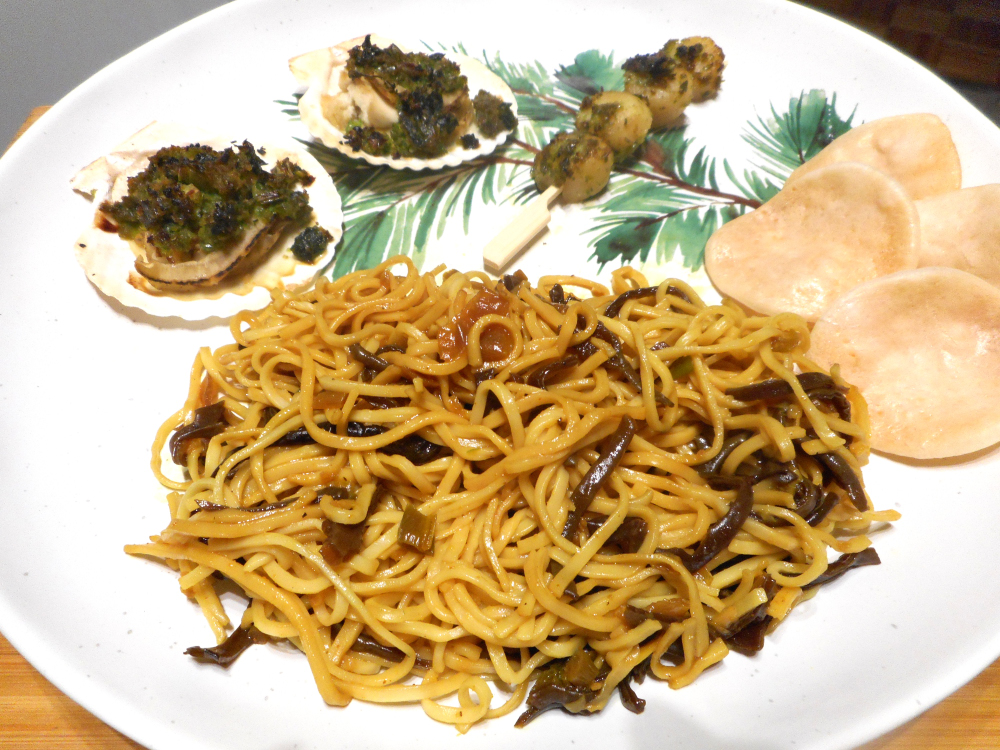 Nouilles chinoises, coquilles St-Jacques, brochette de pétoncles, chips de crevettes