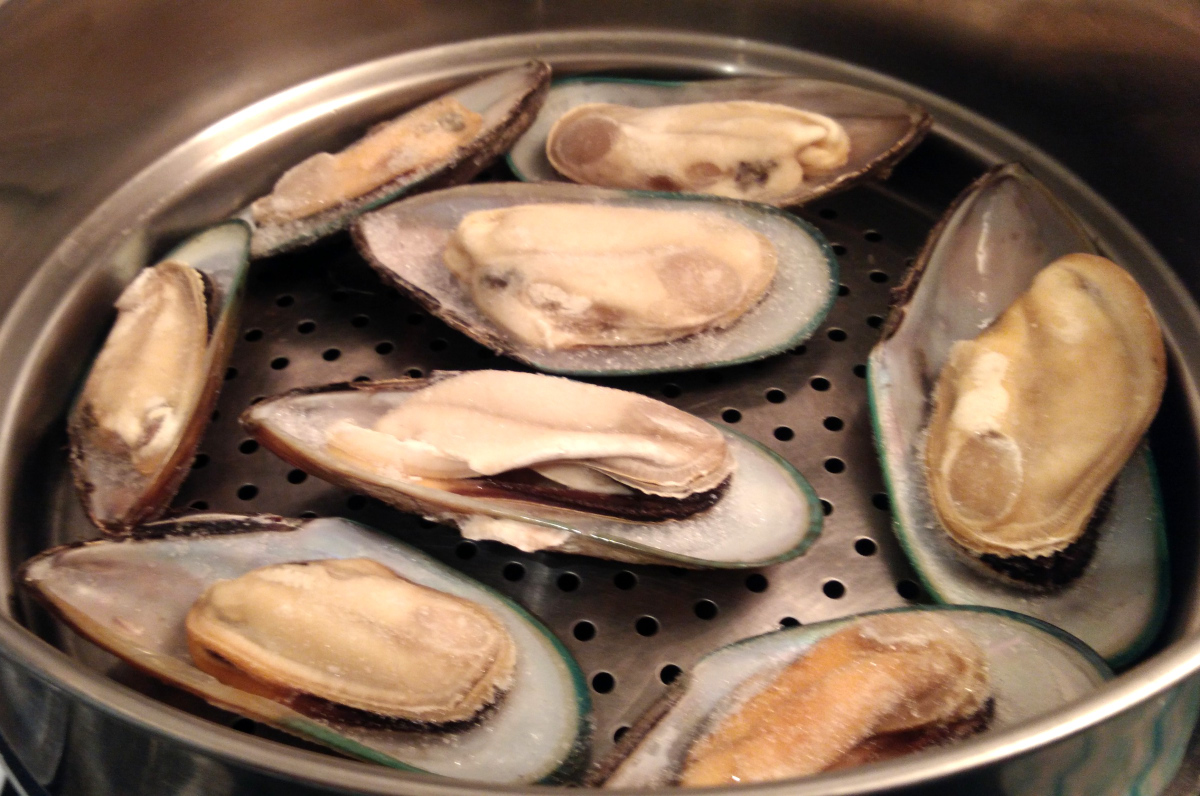 Moules dans panier vapeur